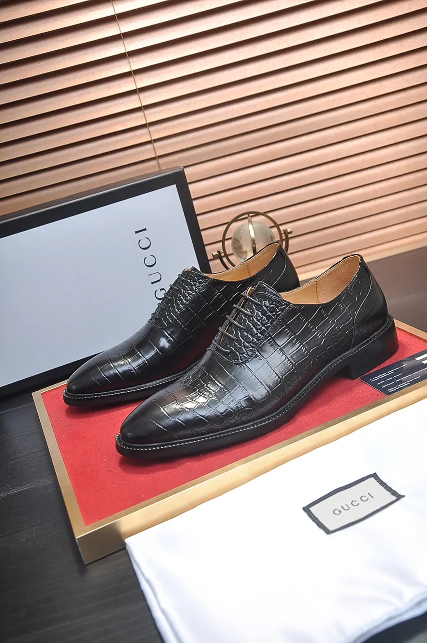 Men's shoes💰540💶Italy's top luxury men's shoe giant (GUCCI) (Gucci) (full cowhide lining) new arrival🍃Original European style🔰 Pleasant to the eye😍In order to make the shoes more durable and non-deformable🌀The production continues to follow traditional methods but there is still no lack of innovation💪Choose original sheepskin for the leather♻️ Smooth and natural And extra bright ⭐Made of imported cowhide, the first choice of rich people 38-45 (45 customized)